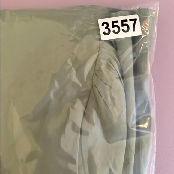 Evereve‎ Kaia Smocked Top - Picture 7 of 7